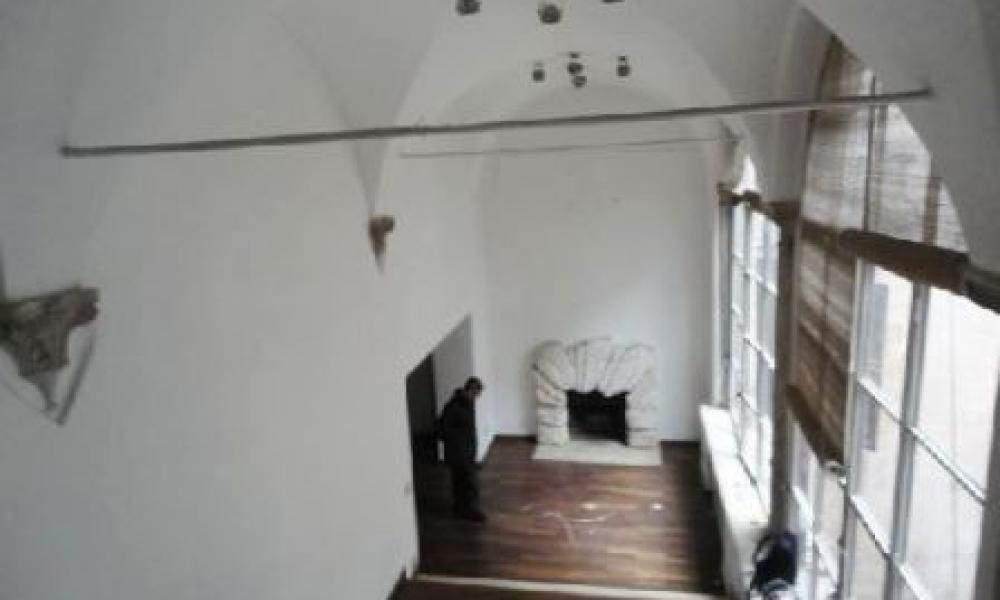 img in gallery