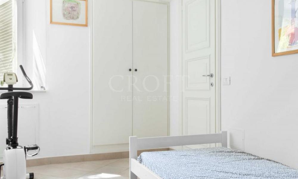 img in gallery