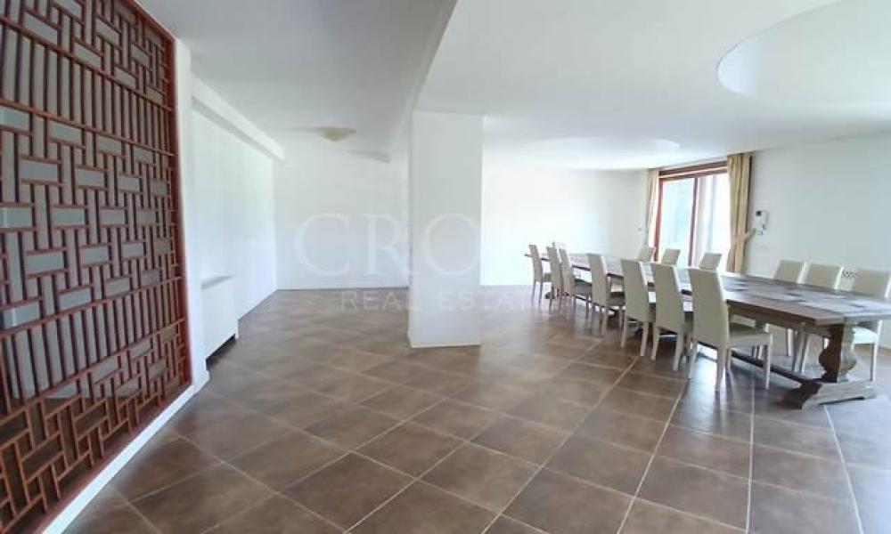 img in gallery