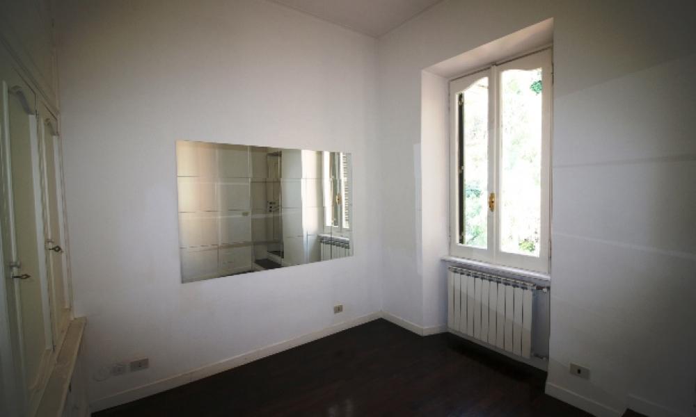 img in gallery