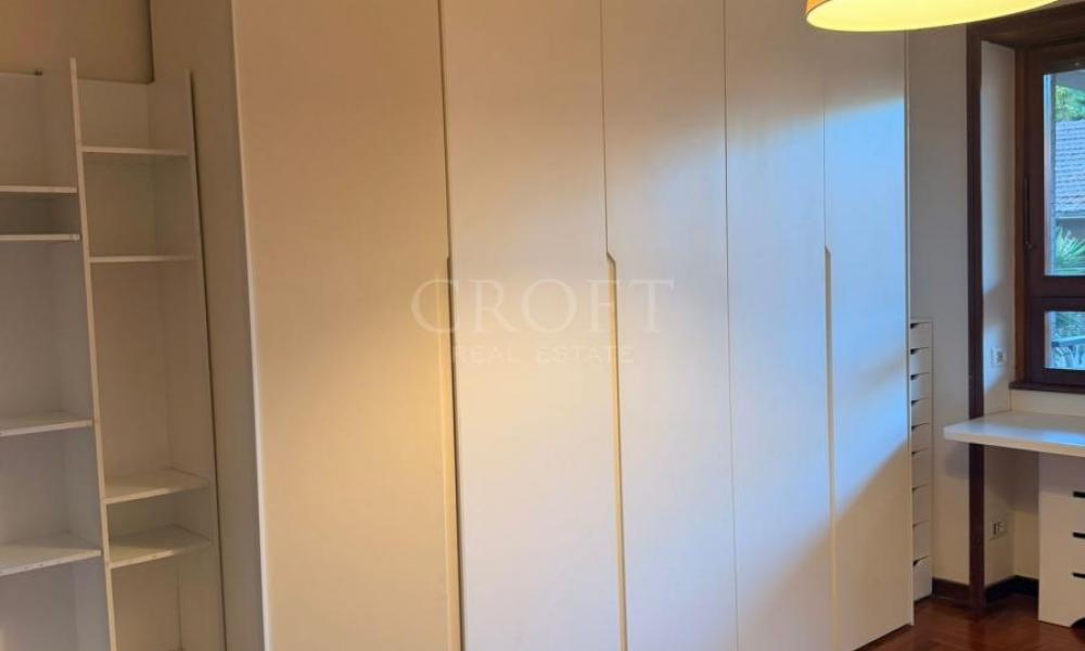 img in gallery