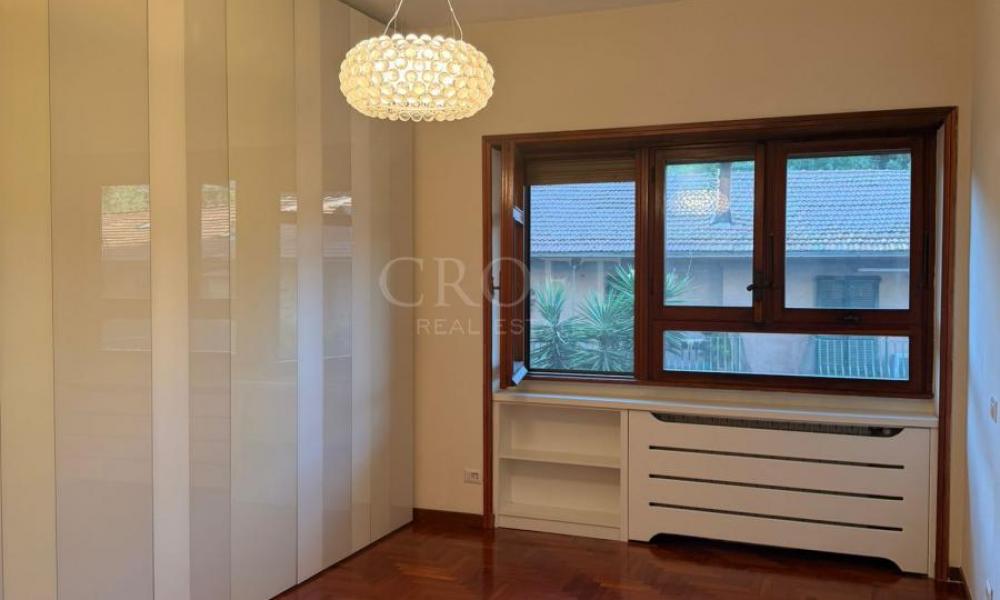 img in gallery