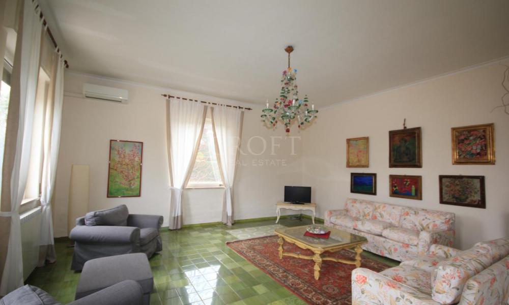 img in gallery