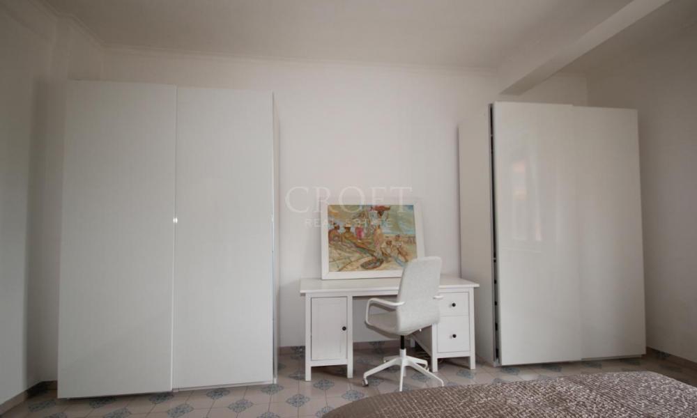 img in gallery
