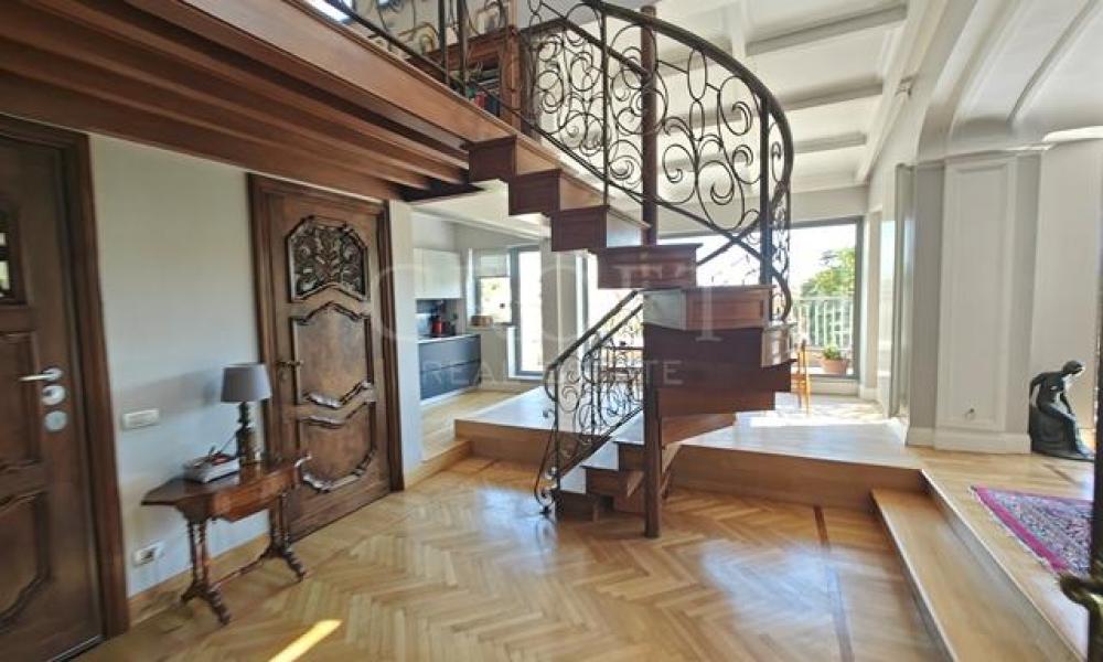 img in gallery