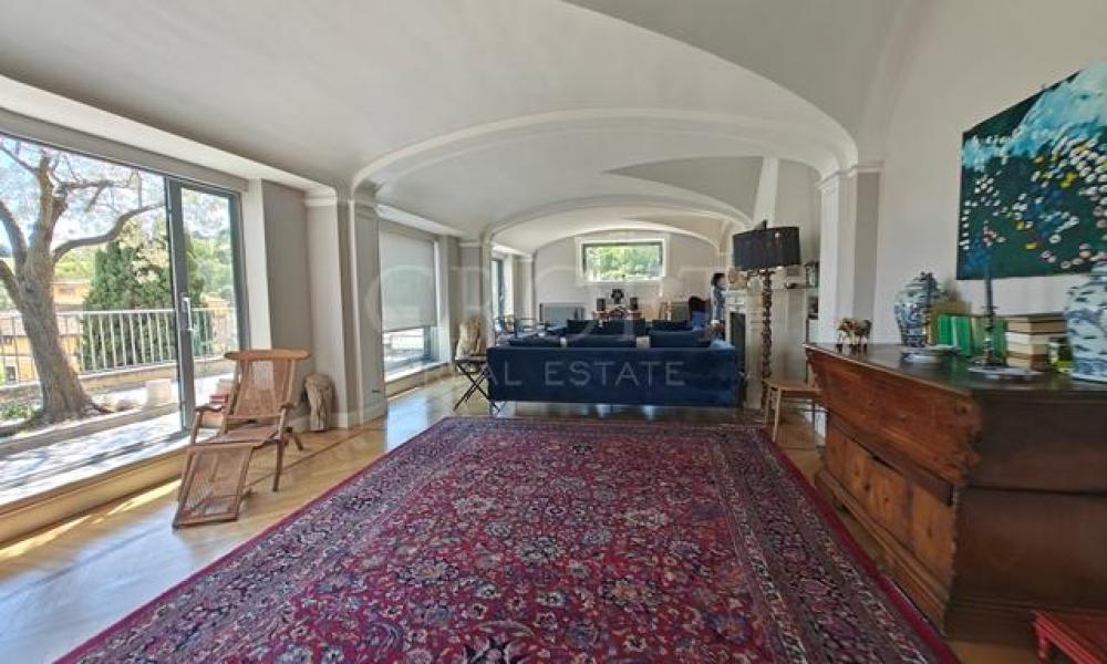 img in gallery