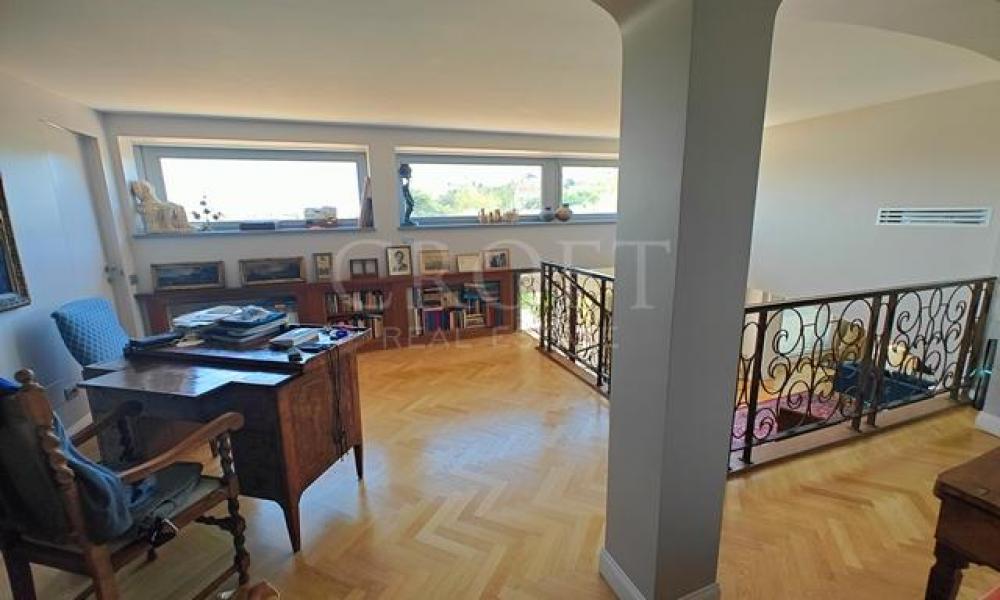 img in gallery