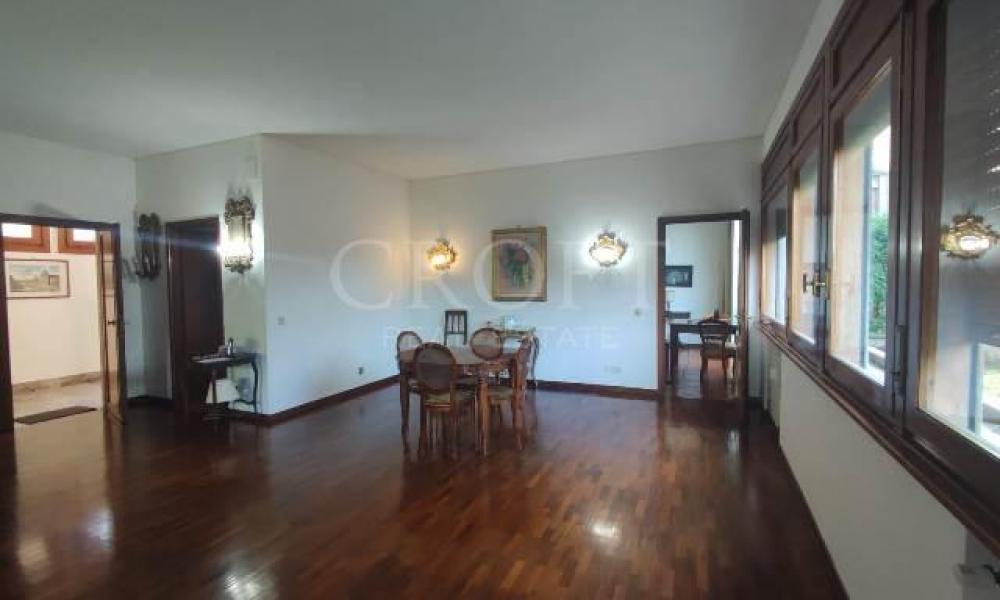 img in gallery