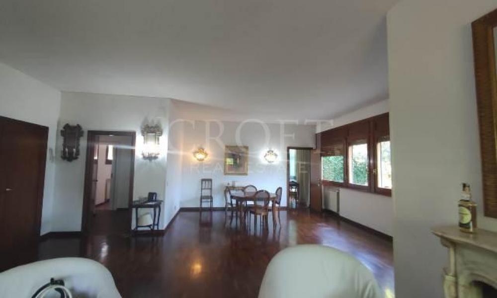 img in gallery