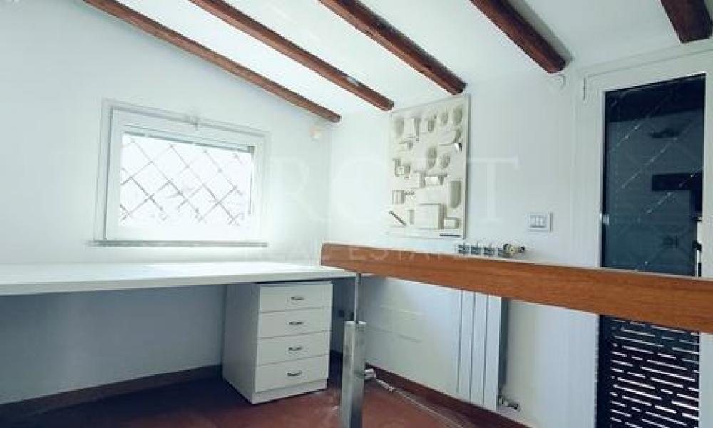 img in gallery