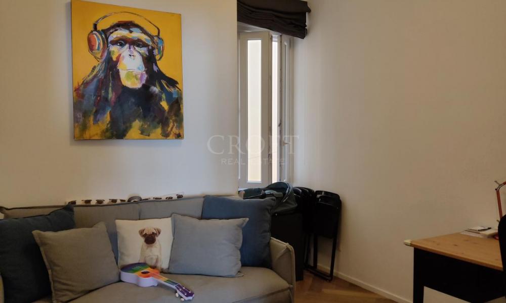 img in gallery