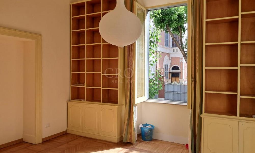 img in gallery