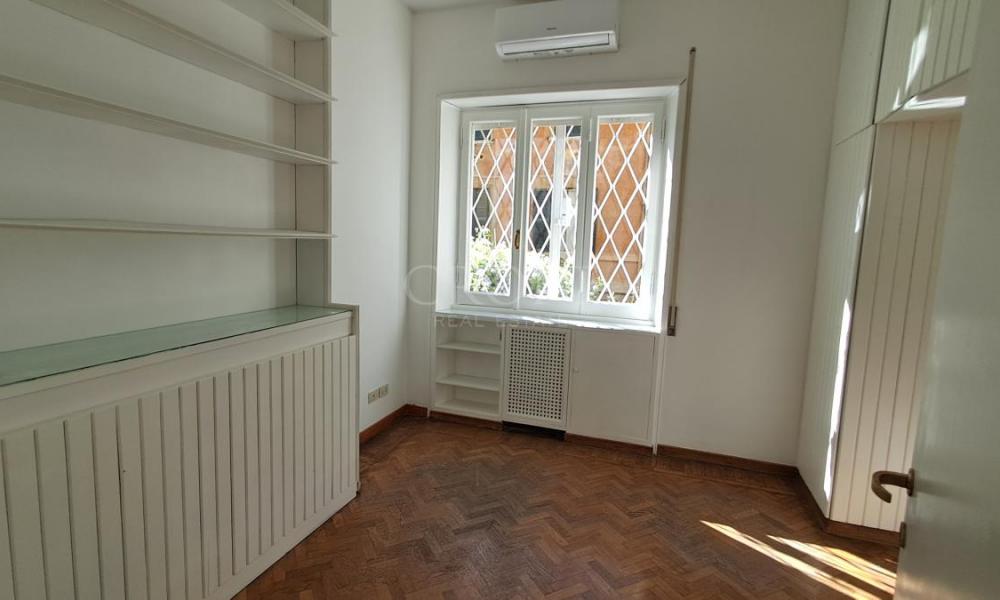 img in gallery