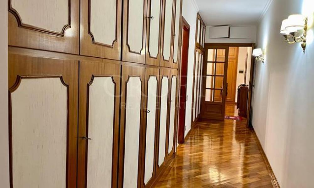 img in gallery