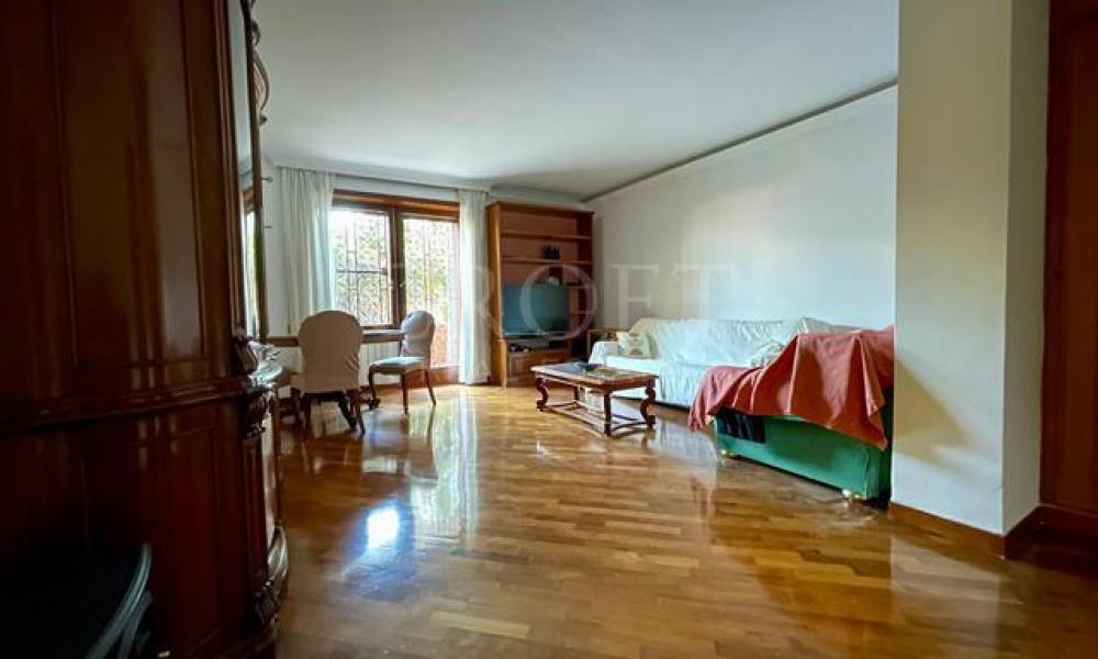 img in gallery
