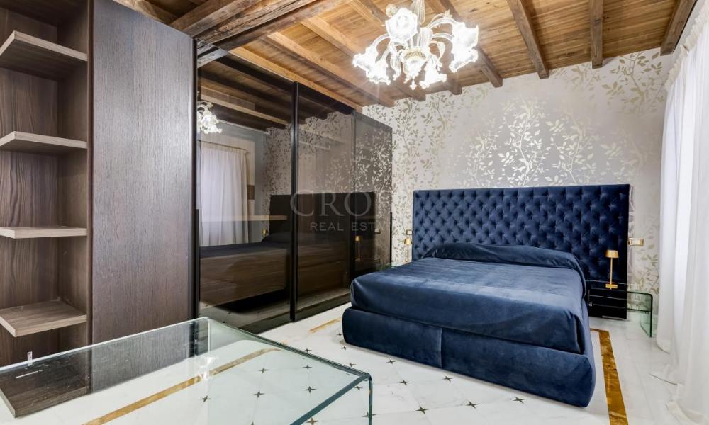 img in gallery