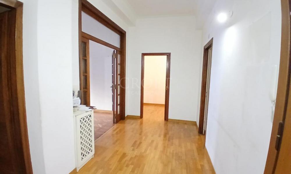 img in gallery