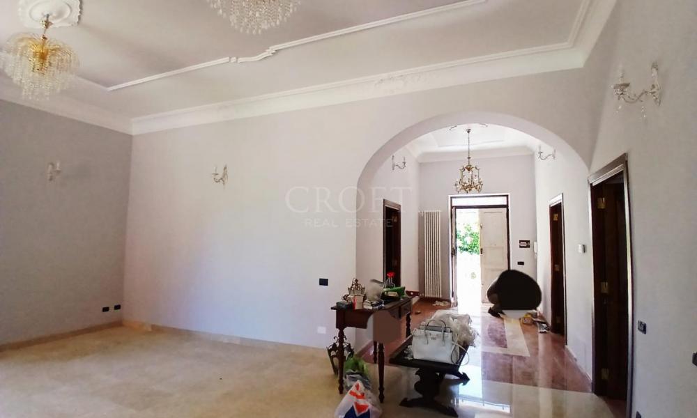 img in gallery