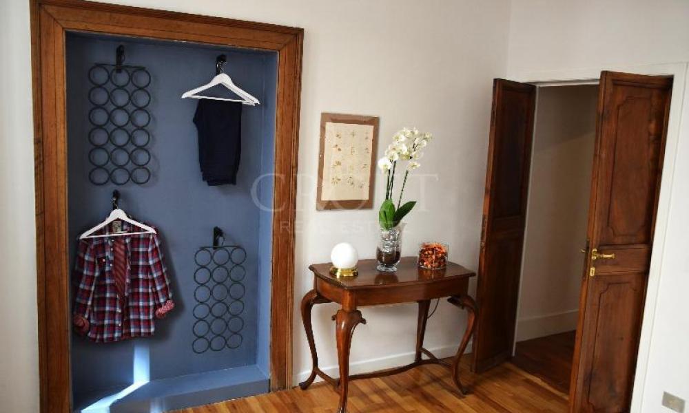 img in gallery