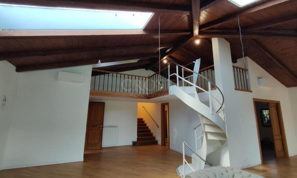 img in gallery
