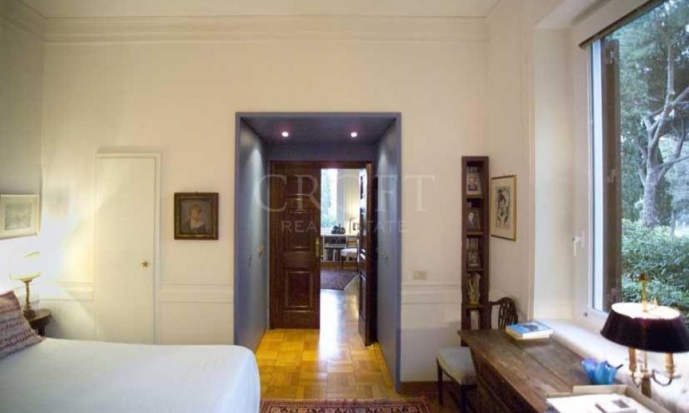 img in gallery
